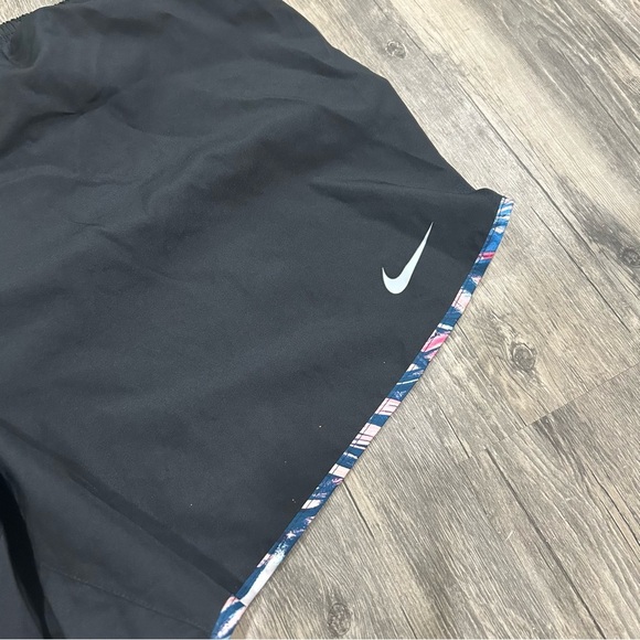 NIKE - Running Shorts - Picture 2 of 5